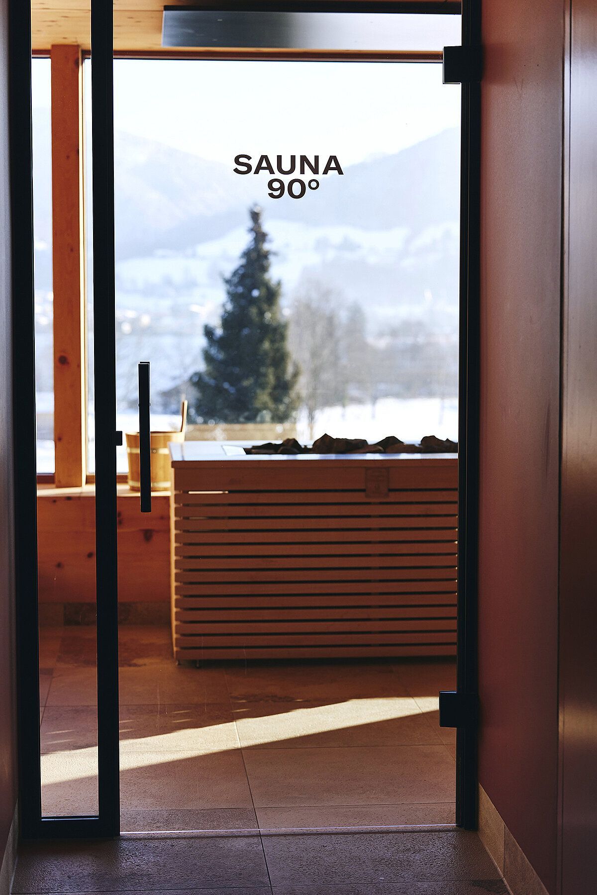 Rooftop Sauna mit Ausblick auf die Berglandschaft