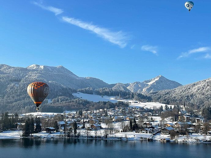 Hot air balloon flight over Lake Tegernsee in the sunshine - Hotel Bussi Baby