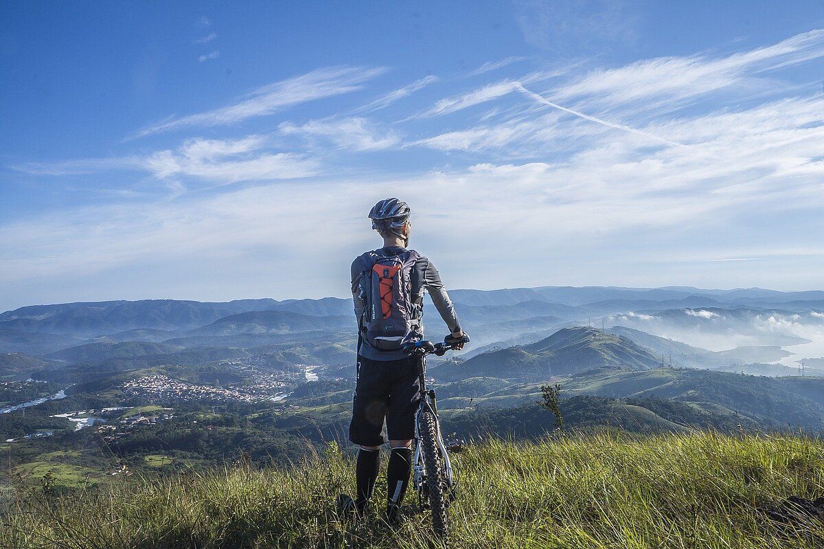 Fahrradfahrer blickt auf das Bergpanorama