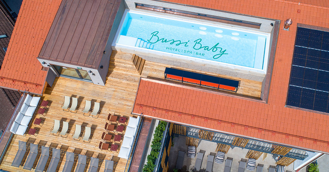 Blick auf das Hotel Bussi Baby aus der Vogelperspektive mit Rooftop Pool