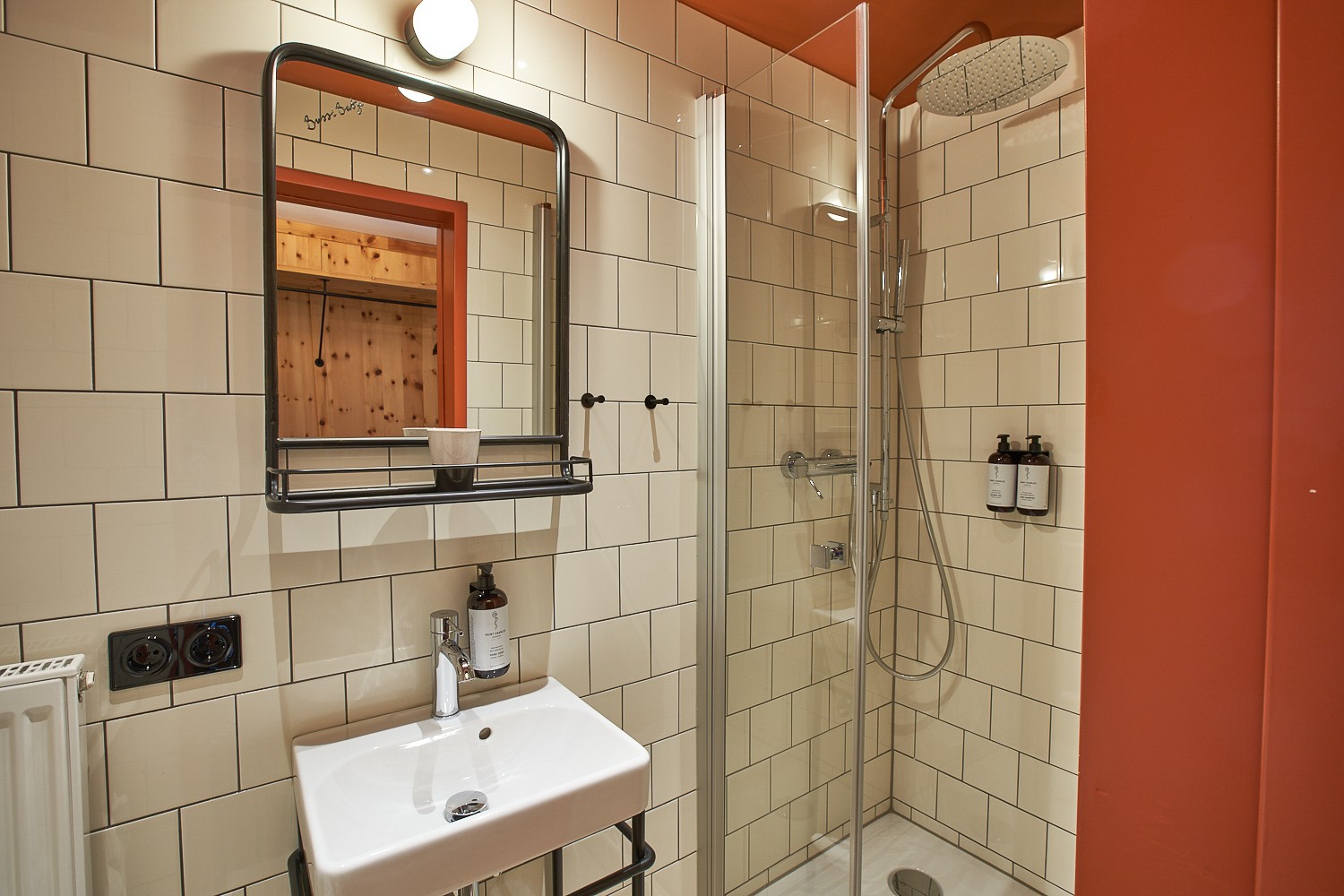 Innenansicht Badezimmer in Einzelzimmer Hotel Bussi Baby